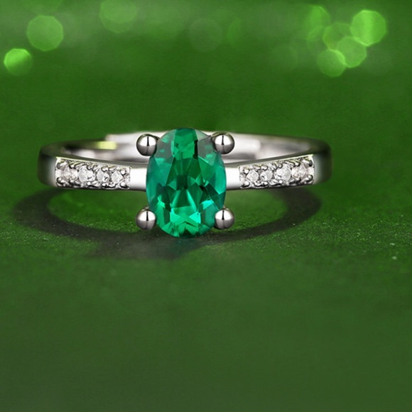 1 Carat Lab Grown Emerald Side Stone Ring - Picture 4 of 5